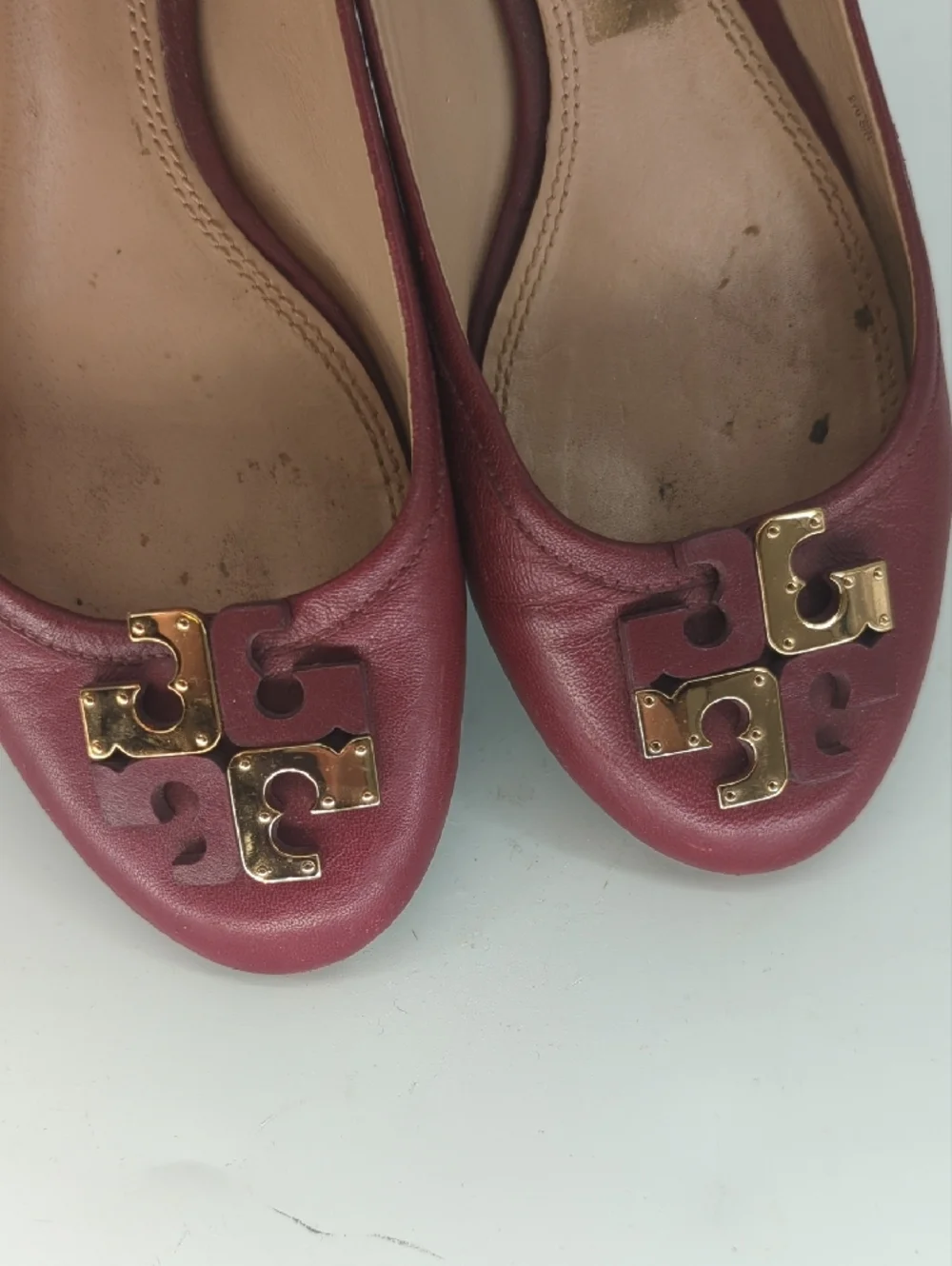 Tory Burch Leather Logo Ballet Flats Burgundy size 8 Gold Hardware preppy